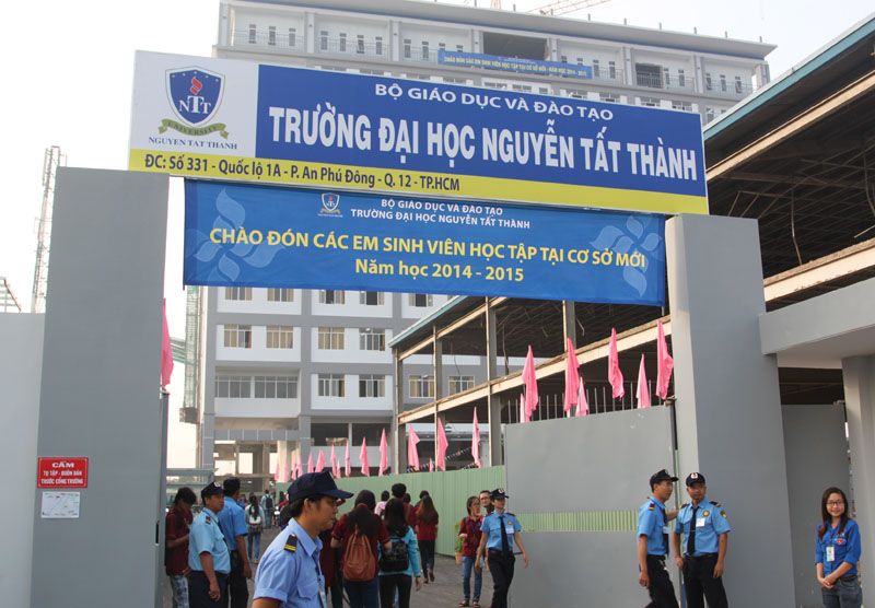thi công vách ngăn vệ sinh cho đại học Nguyễn Tất Thành
